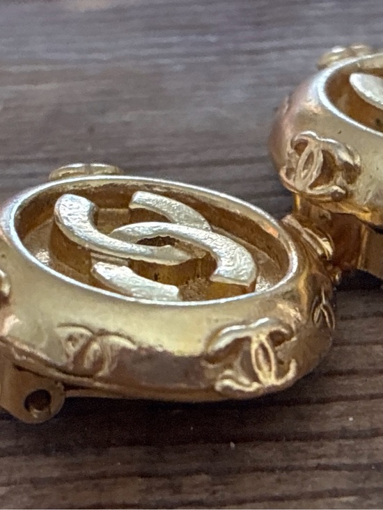 CHANEL Jewelry - CHANEL Gold Interlocking CC clip on vintage Earrings
